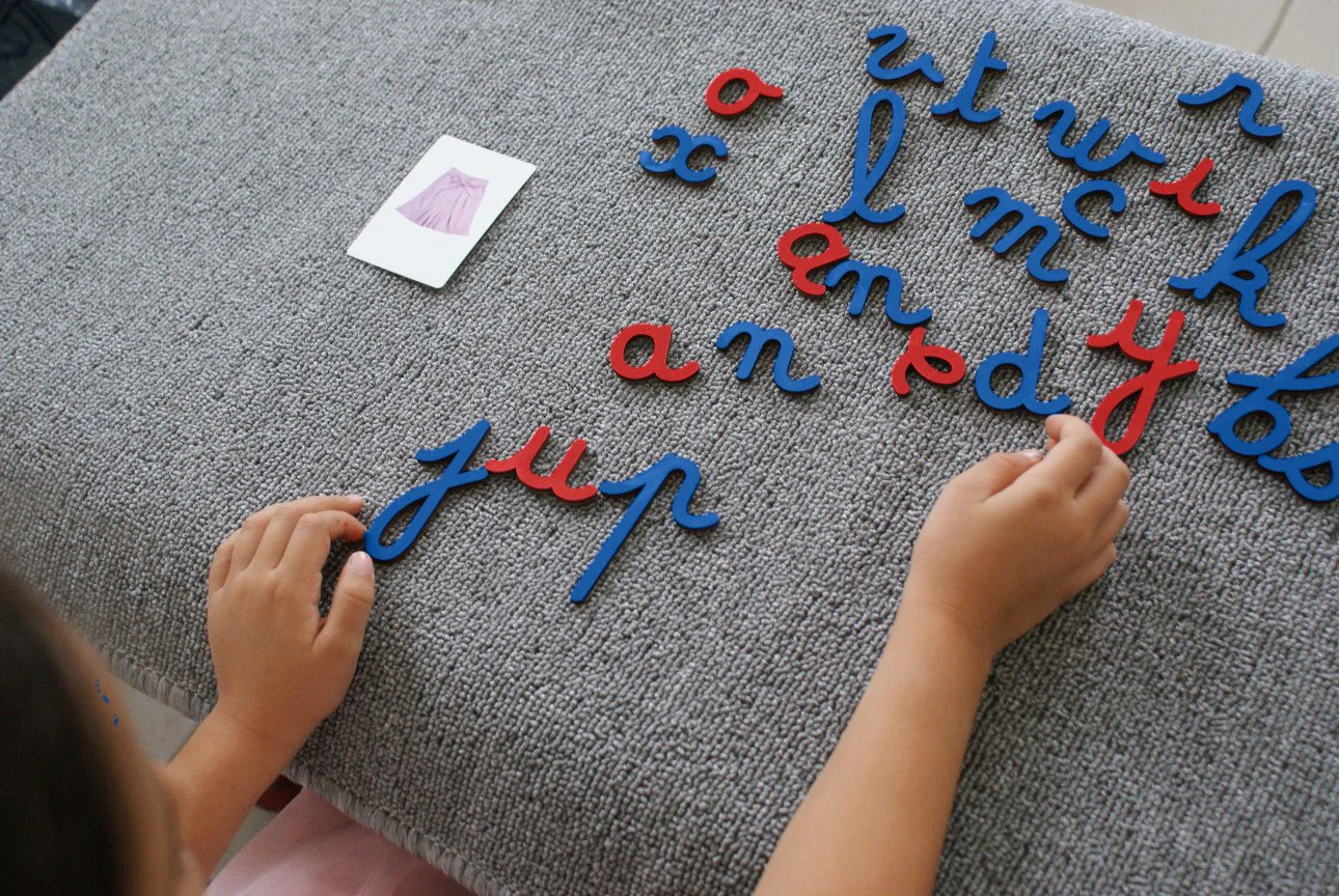 Alphabet Mobile Montessori – Lettres en Bois Magnétiques (2 versions) – Image 7